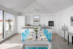 Penthouse Blue Horizon- a luxury penthouse with infinity pool, hot tub and sea views!