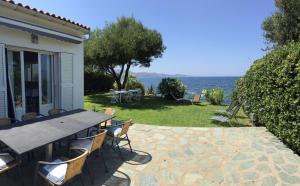 Maisons de vacances Maison pieds dans l eau St Florent : photos des chambres