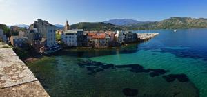 Maisons de vacances Maison pieds dans l eau St Florent : photos des chambres