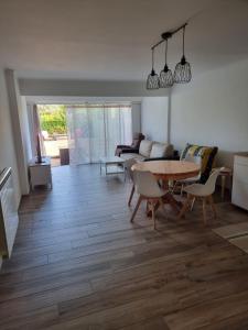 Superbe 3 pièces épurée de 65 m2, refait à Neuf, dans residence calme, climatisé, place de parking privée, à 800 m de la plage