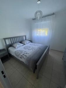 Superbe 3 pièces épurée de 65 m2, refait à Neuf, dans residence calme, climatisé, place de parking privée, à 800 m de la plage