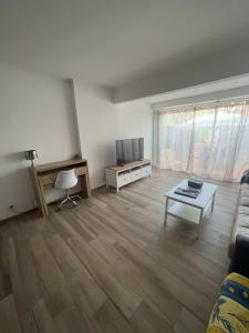 Superbe 3 pièces épurée de 65 m2, refait à Neuf, dans residence calme, climatisé, place de parking privée, à 800 m de la plage