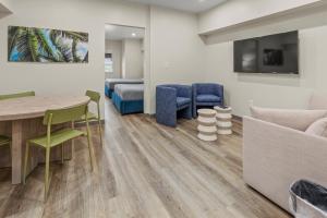 Deluxe Queen Suite room in Seaport Suites