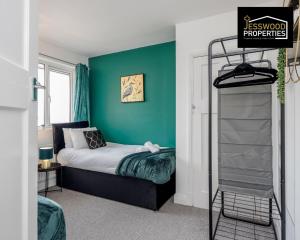 Modern Three Bedroom Contractor House With Free Parking Near M1 Luton Airport By Jesswood Properties Short Lets