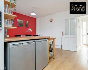 Modern Three Bedroom Contractor House With Free Parking Near M1 Luton Airport By Jesswood Properties Short Lets