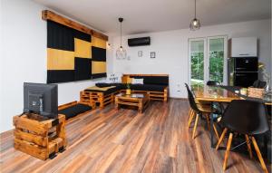 2 Bedroom Nice Home In Krsan 