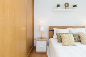 Host Wise - Deluxe Modern Flat w Balcony