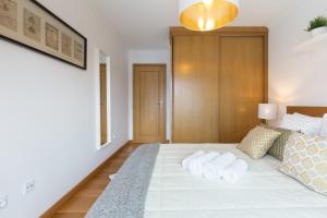 Host Wise - Deluxe Modern Flat w Balcony