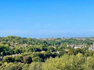 West Hill Retreat Edwardian Balcony Ensuite with Room Served Breakfast & Free Offstreet Parking