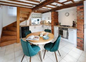 Romantic Cotswold Cottage- dog friendly and village location