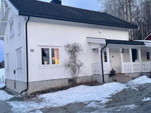 Koselig gammelt hus på gård