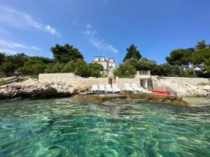 Luxury Seaside Villa with a classic Mediterranean Olive Garden, a fully equipped Professional Kitchen, Pool, Sauna, Padle Boards and Canoe - Miolin Beach House