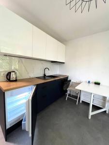 Quiet Apartment Near The Park, Metro, Centre, WI-FI - by HIK Apartments