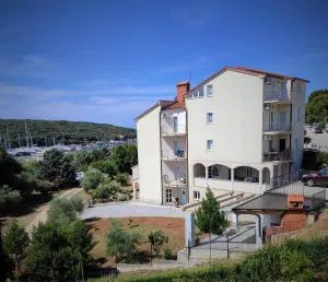 Apartments E&F, Veruda Porat, free parking - Vintijan