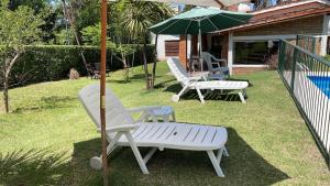 Casa con jardín, pileta, asador, y vistas al lago en Embalsina