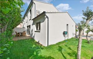 Maisons de vacances Amazing Home In Monteux With Outdoor Swimming Pool, Wifi And 3 Bedrooms : photos des chambres