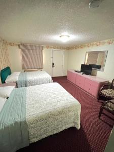 Deluxe Queen Room with Two Queen Beds room in Royal Inn - Neptune