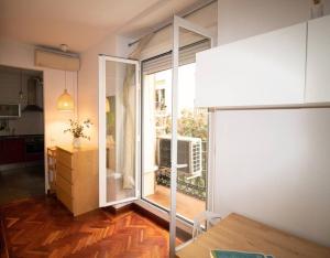 Acogedor apartamento, exterior con balcón y aire acondicionado en Chueca, Madrid