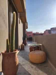 Plein centre Marrakech, grand balcon filant
