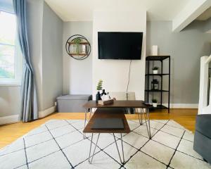 Medway Getaway - 3 Bed Home with Luxury Bathroom