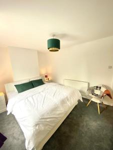 Medway Getaway - 3 Bed Home with Luxury Bathroom