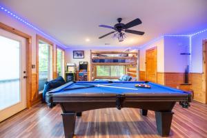 5 miles to Smokies! Stunning views! Hot Tub Pool Table Arcades 2 fireplaces! Quiet and Private