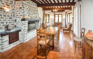 Maisons de vacances Amazing Home In Taulignan With Outdoor Swimming Pool, Wifi And 4 Bedrooms : photos des chambres