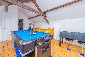 Snowdon House, 8 bedrooms, sleep 16, close to Blackrock Sand