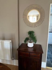 Stay in Yeovil Town Centre, Large 2 BD Apt With Parking, Sleeps 4