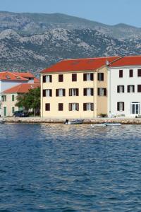 Apartments by the sea Vinjerac, Zadar - 3093 