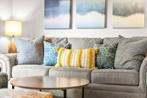 Tucked Away 1bd with King bed Close to it all!