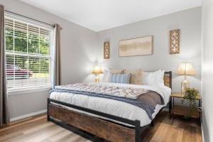 Tucked Away 1bd with King bed Close to it all!