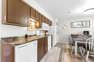 Tucked Away 1bd with King bed Close to it all!