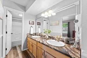 Tucked Away 1bd with King bed Close to it all!