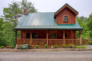 ERN834 - LAKESIDE GETAWAY - GREAT LOCATION! CLOSE TOTHE ACTION! cabin