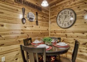 ERN834 - LAKESIDE GETAWAY - GREAT LOCATION! CLOSE TOTHE ACTION! cabin