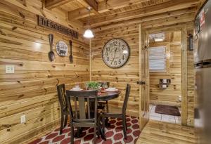 ERN834 - LAKESIDE GETAWAY - GREAT LOCATION! CLOSE TOTHE ACTION! cabin