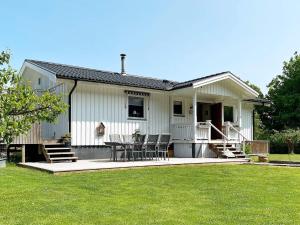 6 person holiday home in UDDEVALLA-By Traum