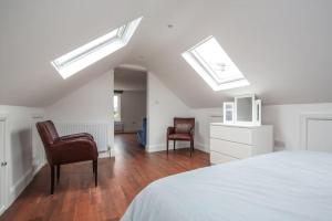 Large Modern Spacious House 6 Bedrooms 5 Bathrooms