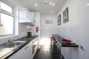 Large Modern Spacious House 6 Bedrooms 5 Bathrooms