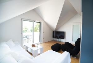 Milic Apartments - by the sea