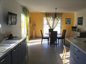 Maisons de vacances Maison a Longeville-sur-Mer : Plage, Surf et Detente - FR-1-336-109 : photos des chambres
