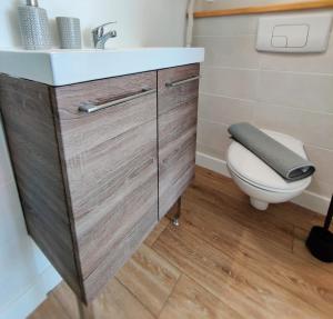 B&B / Chambres d'hotes Chambre Glazig avec salle de bains privative dans une residence avec salon et cuisine partages : photos des chambres