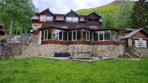 Cabana Floare de stâncă Retezat cu Ciubar in pădure