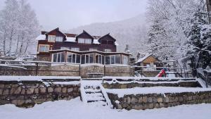 Cabana Floare de stâncă Retezat cu Ciubar in pădure