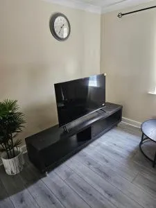 Sleek 4 bed Apartment with 2 bathrooms - 阿夫雷