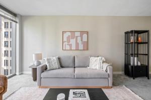 Loop 1BR w gym pool lounge 1 block from L CHI-695