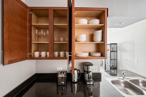 Loop 1BR w gym pool lounge 1 block from L CHI-695