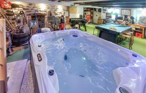 Maisons de vacances Awesome Home In Margerie-Chantagret : photos des chambres