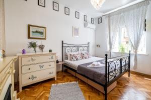 Aristocratic 2bdrm Central Apartment